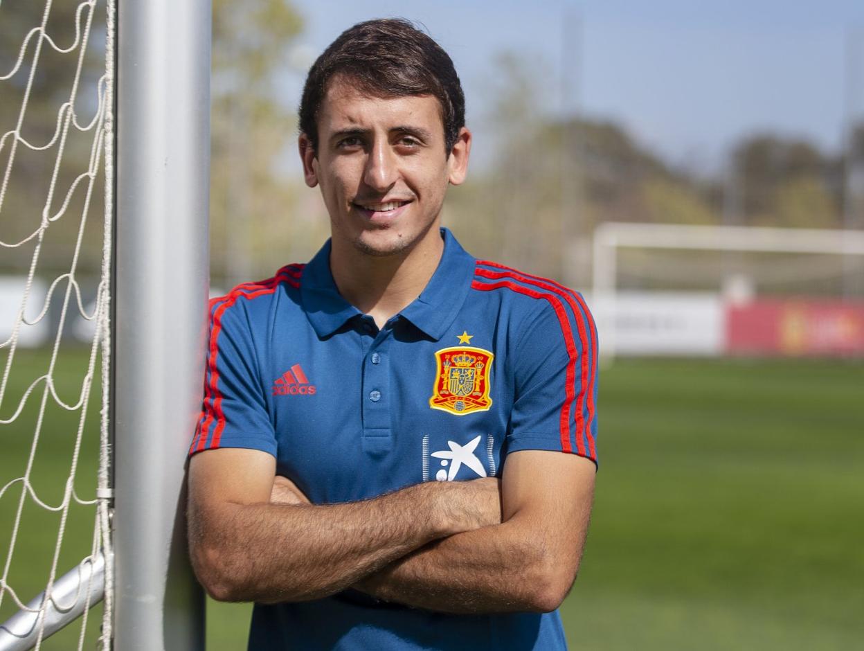 Oyarzabal posa en las instalaciones de Las Rozas de Madrid, antes de volar a Oslo, donde hoy juega la selección.