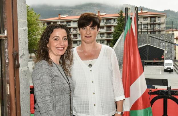 La alcaldesa Maider Lainez (PSE-EE) y la primera teniente de alcaldía, Marijo Izagirre (EAJ-PNV).