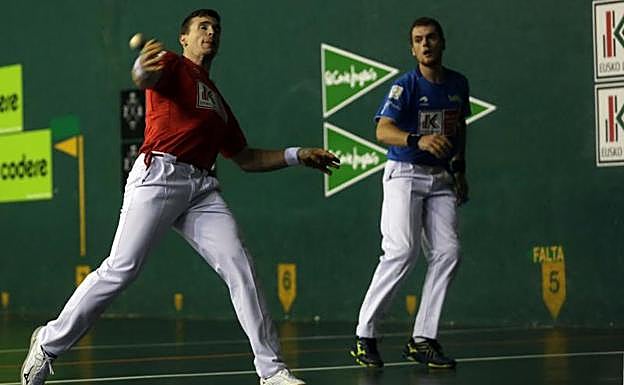 Artola y Laso durante el partido en Altsasu. 