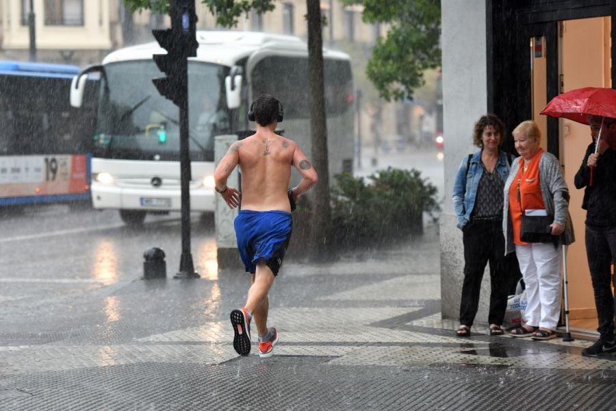 Fotos: Chaparrón de mediodía