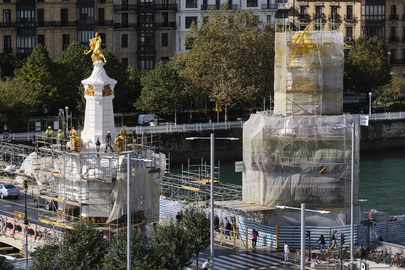 El primero de los cuatro obeliscos restaurados del puente María Cristina de San Sebastián ha comenzado a mostrar todo su esplendor, en contaste con el estado de los aún por rehabilitar