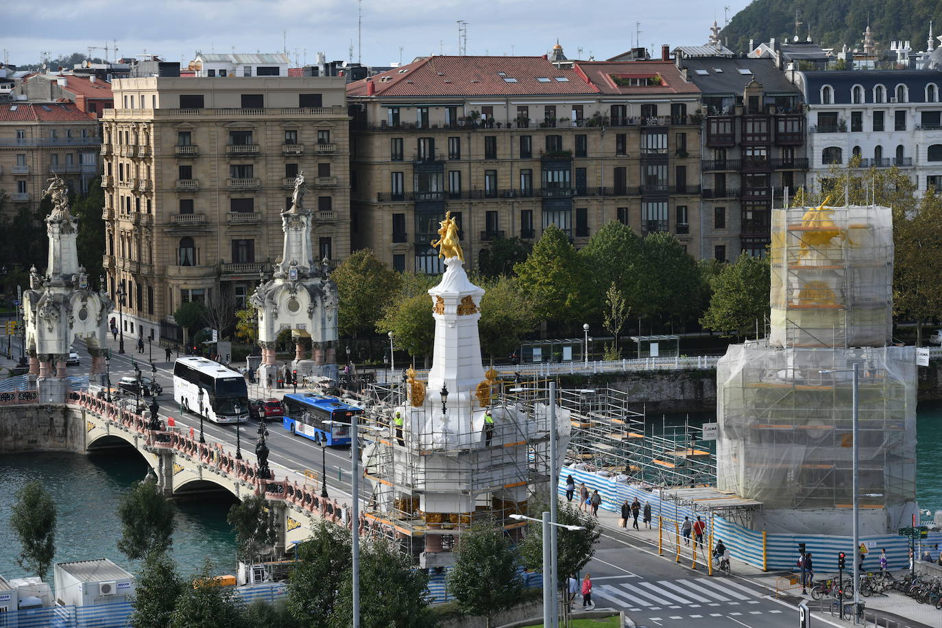 El primero de los cuatro obeliscos restaurados del puente María Cristina de San Sebastián ha comenzado a mostrar todo su esplendor, en contaste con el estado de los aún por rehabilitar