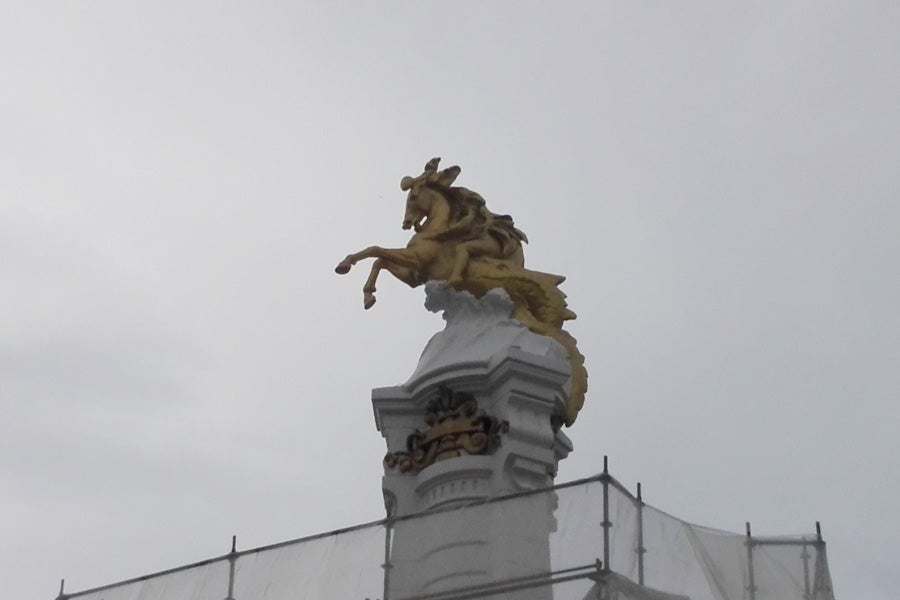 El primero de los cuatro obeliscos restaurados del puente María Cristina de San Sebastián ha comenzado a mostrar todo su esplendor, en contaste con el estado de los aún por rehabilitar