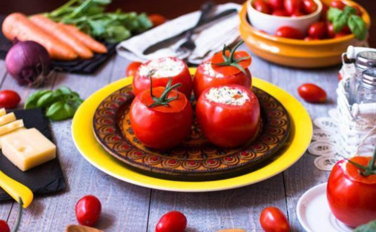 Los tomates se pueden rellenar con toda clase de ingredientes.