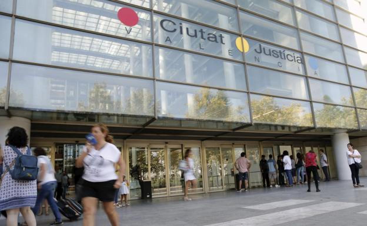 La Fiscalía recurre la absolución de los tuiteros, entre ellos una guipuzcoana, que desearon la muerte a un niño