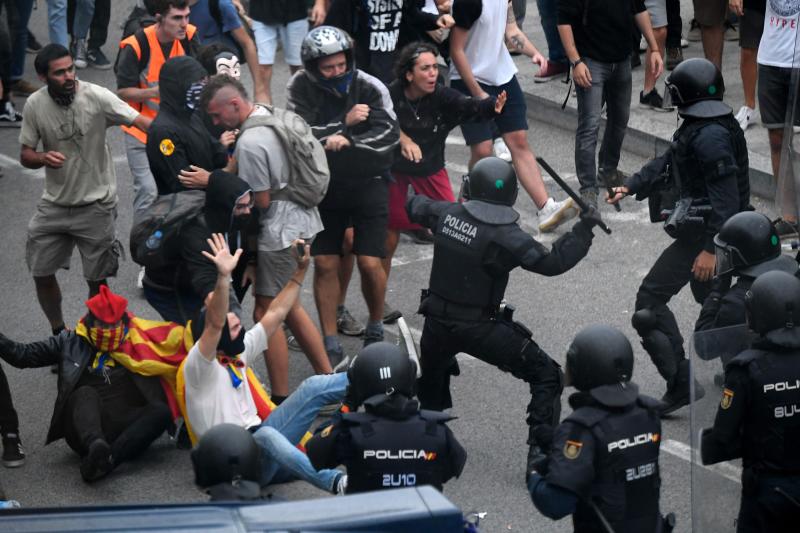 Mossos y Policía Nacional cargan juntos en el aeropuerto de Barcelona