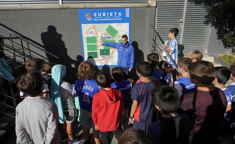 Fotos: Los más pequeños disfrutan viendo el entrenamiento de la Real en Zubieta