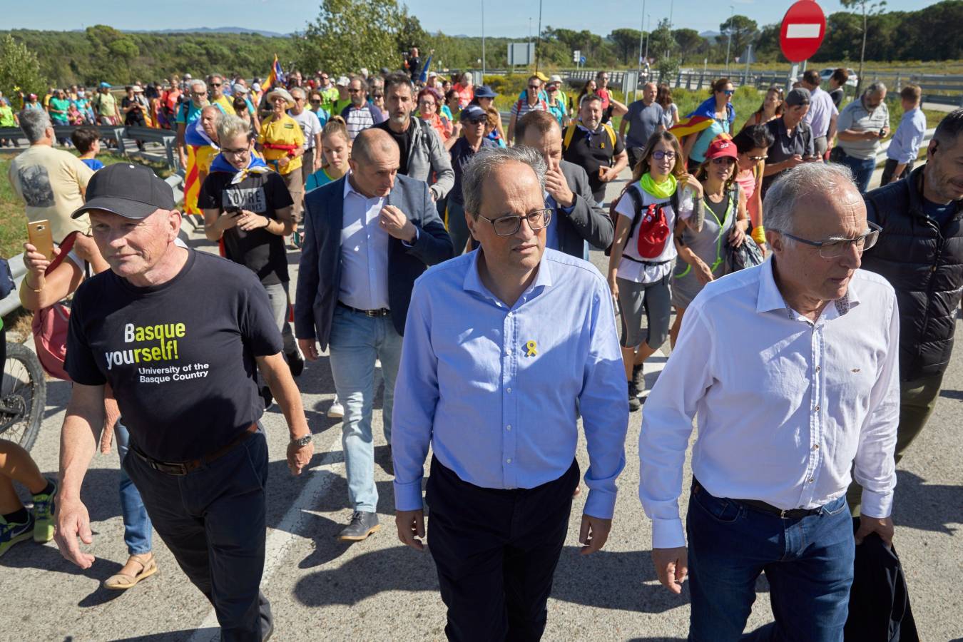 El presidente de la Generalitat, que agradece el apoyo del exlehendakari, obvia los altercados ocurridos en Cataluña y dice que su Govern está «al lado de la gente». 