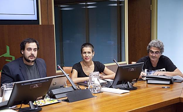 La anestesista Marta Macho y el representante de ESK Patxi Nicolau, ayer en la comisión de Salud.
