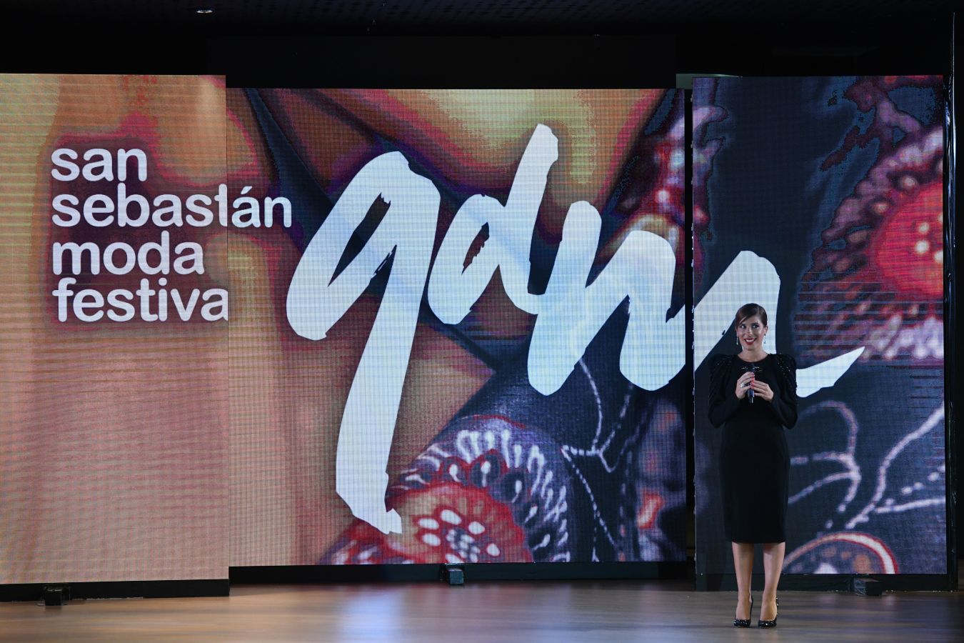 Balenciaga acoge un emotivo e impecable doble desfile a cargo de Mercedes de Miguel y Santos Costura.