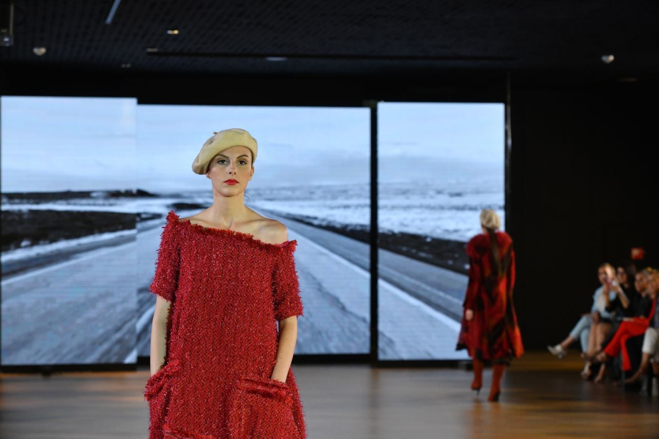 Balenciaga acoge un emotivo e impecable doble desfile a cargo de Mercedes de Miguel y Santos Costura.