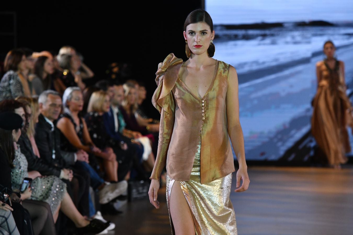 Balenciaga acoge un emotivo e impecable doble desfile a cargo de Mercedes de Miguel y Santos Costura.