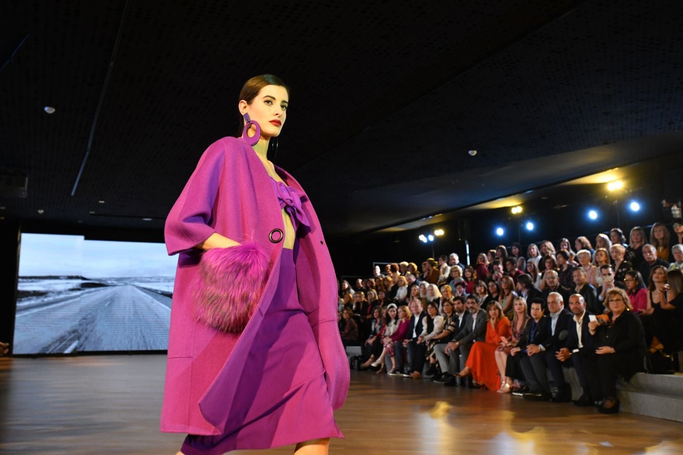 Balenciaga acoge un emotivo e impecable doble desfile a cargo de Mercedes de Miguel y Santos Costura.
