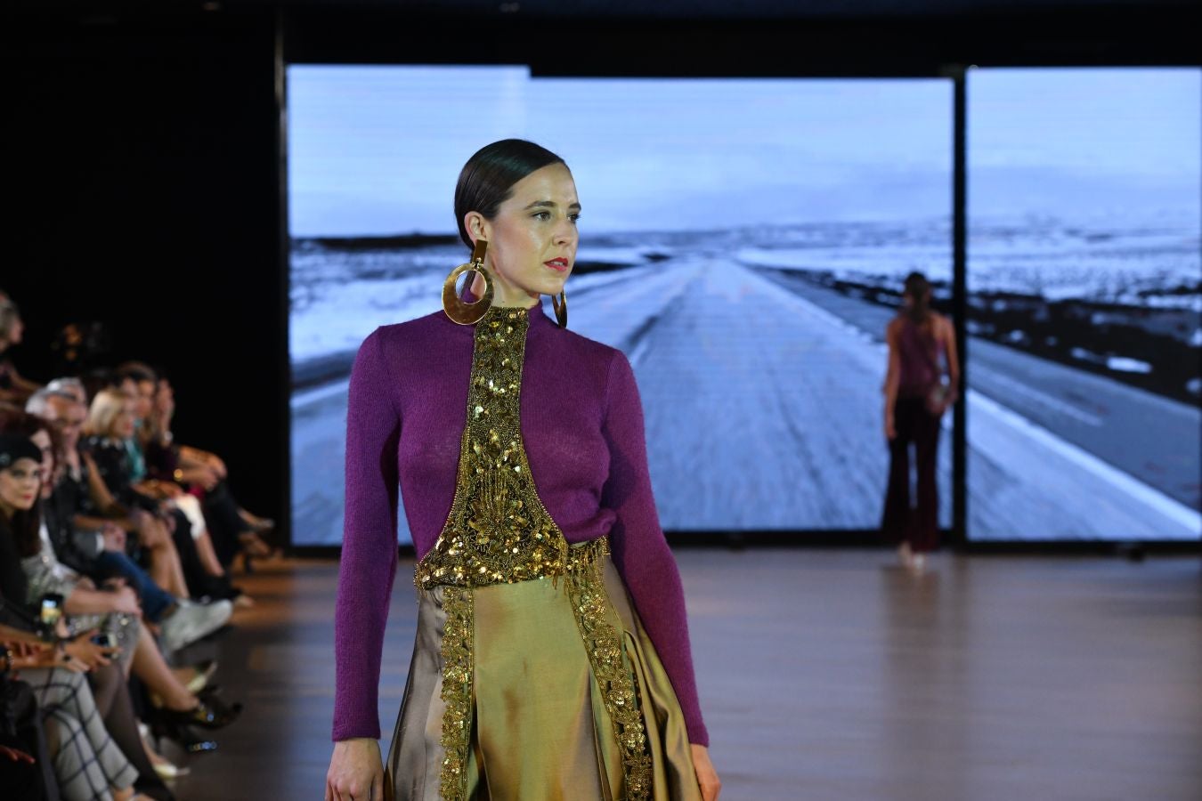 Balenciaga acoge un emotivo e impecable doble desfile a cargo de Mercedes de Miguel y Santos Costura.