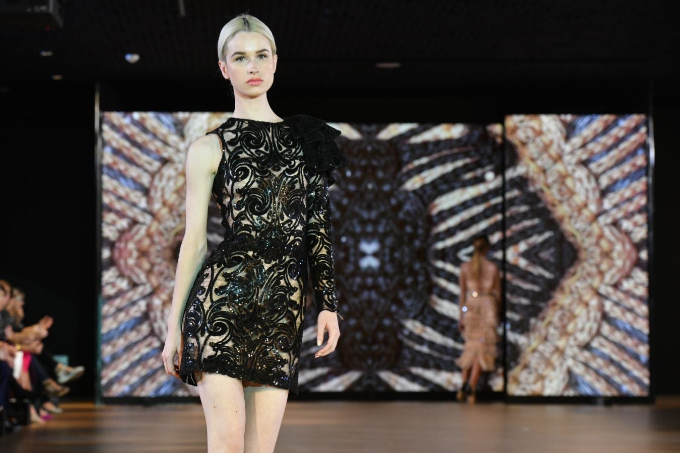 Balenciaga acoge un emotivo e impecable doble desfile a cargo de Mercedes de Miguel y Santos Costura.