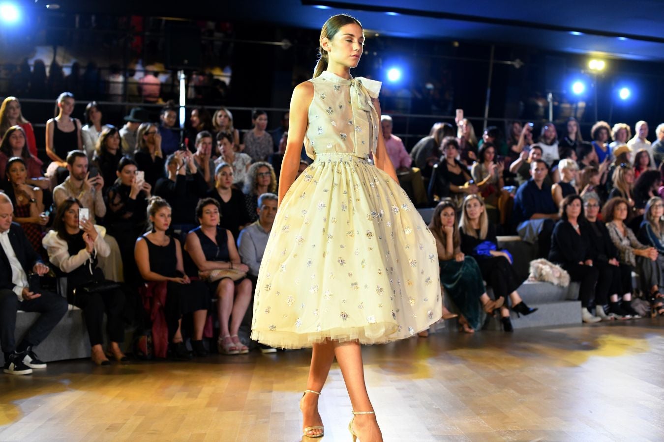 Balenciaga acoge un emotivo e impecable doble desfile a cargo de Mercedes de Miguel y Santos Costura.