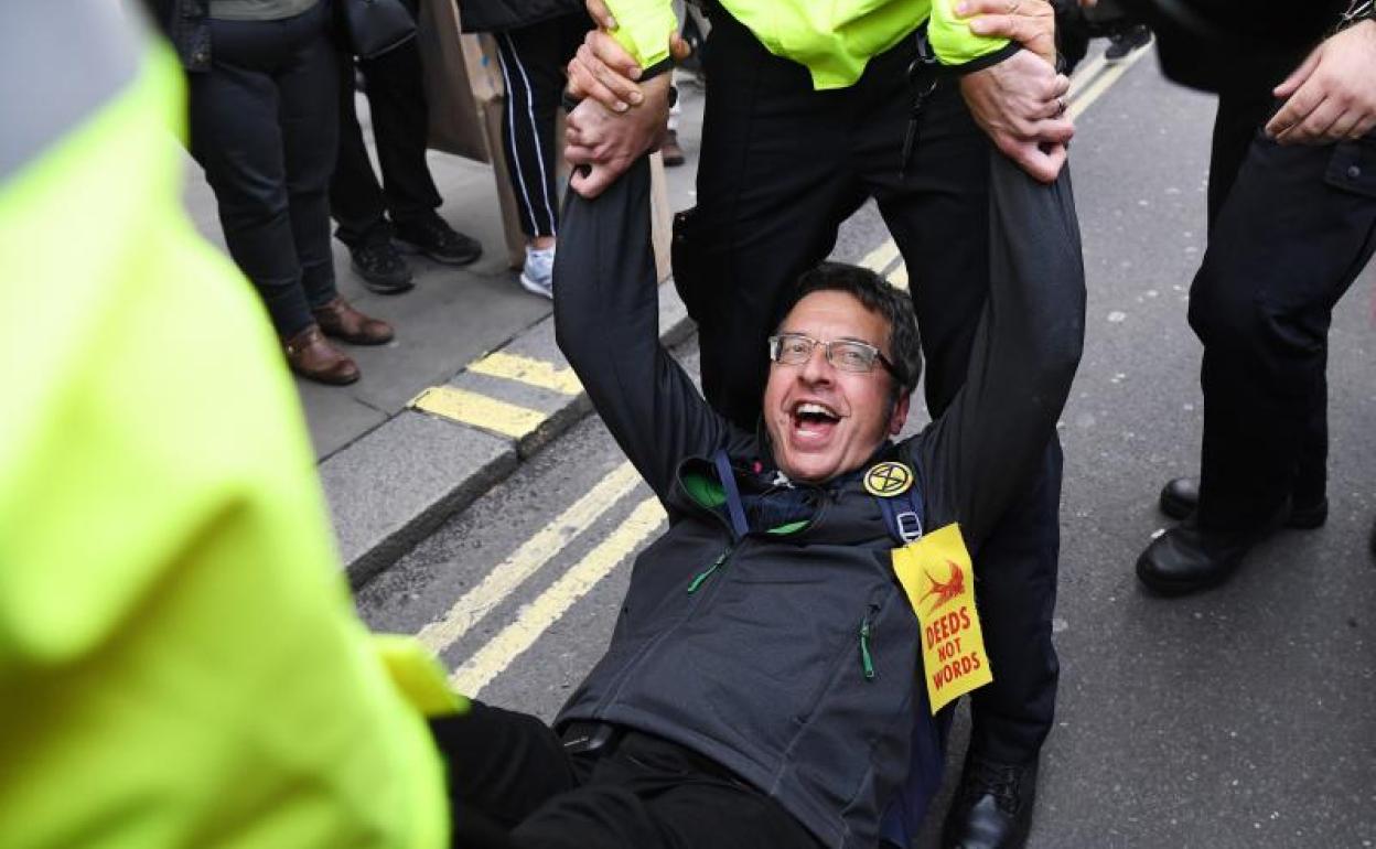 La Policía se lleva a un manifestante ecologista en Londres. 