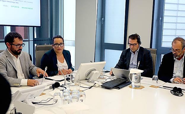 La diputada de Movilidad y Ordenación, Rafaela Romero, junto a su equipo al inicio de su comparecencia de ayer en Juntas.