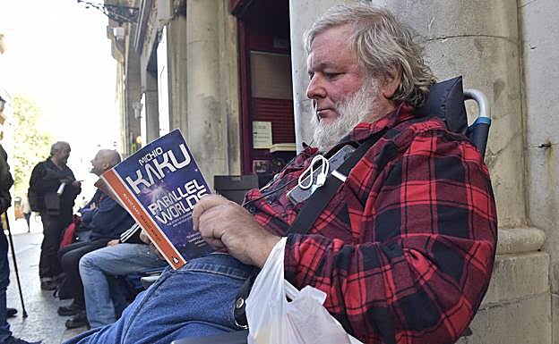 Aficionados apostados a las puertas del Teatro Principal.