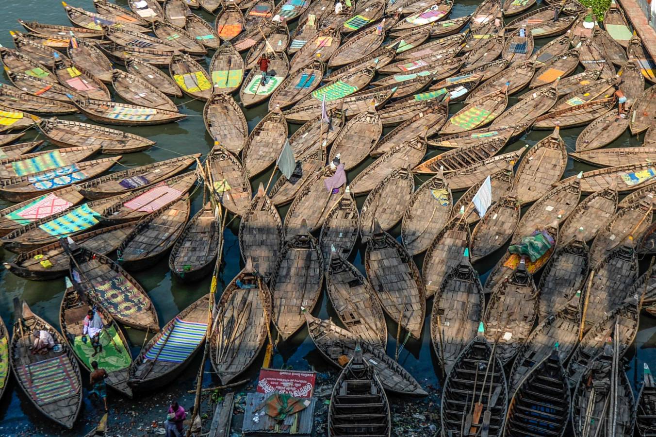 En el río Buriganga, hay barcos de tamaños varios. 