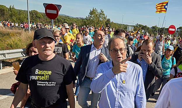 Juan José Ibarretxe y Quim Torra, en un momento de la 'marcha por la libertad' en la que participaron el miércoles en Girona.