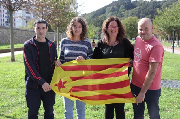 Ediles de estos partidos, ayer con una estelada roja. 