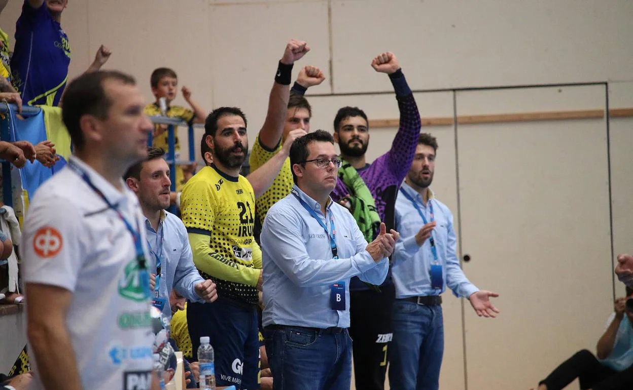Jacobo Cuétara aplaude a sus jugadores durante un partido de la EHF Champions. 