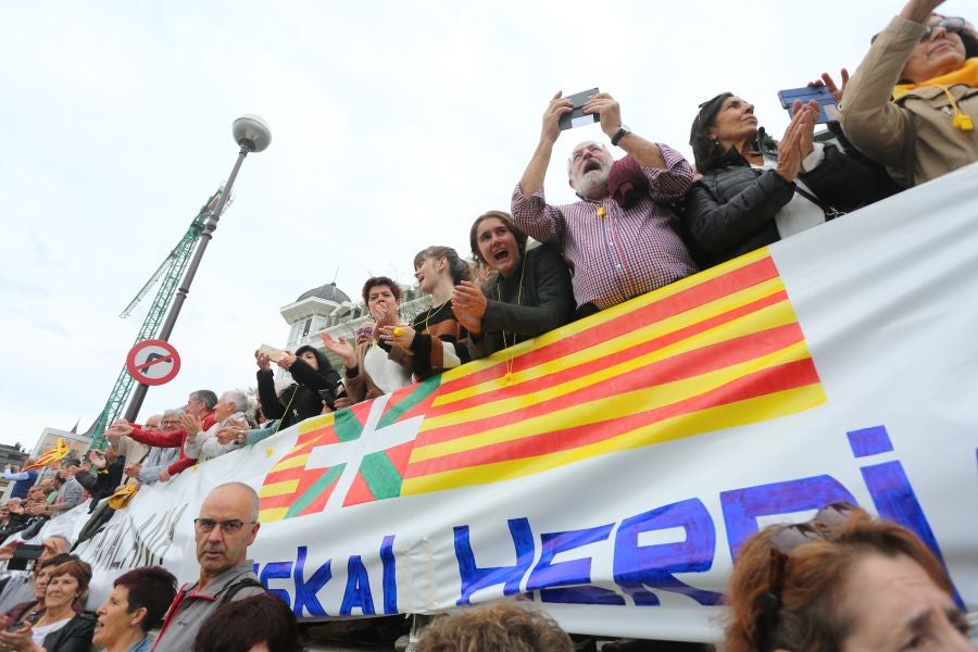 Fotos: Arranca en Donostia la manifestación de Gure Esku en favor de los condenados del procés