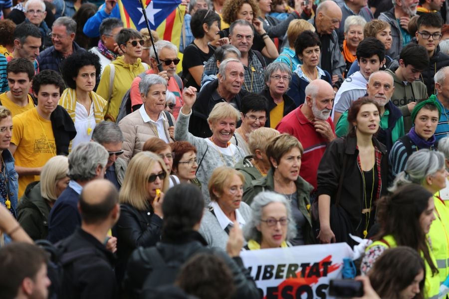 Fotos: Arranca en Donostia la manifestación de Gure Esku en favor de los condenados del procés