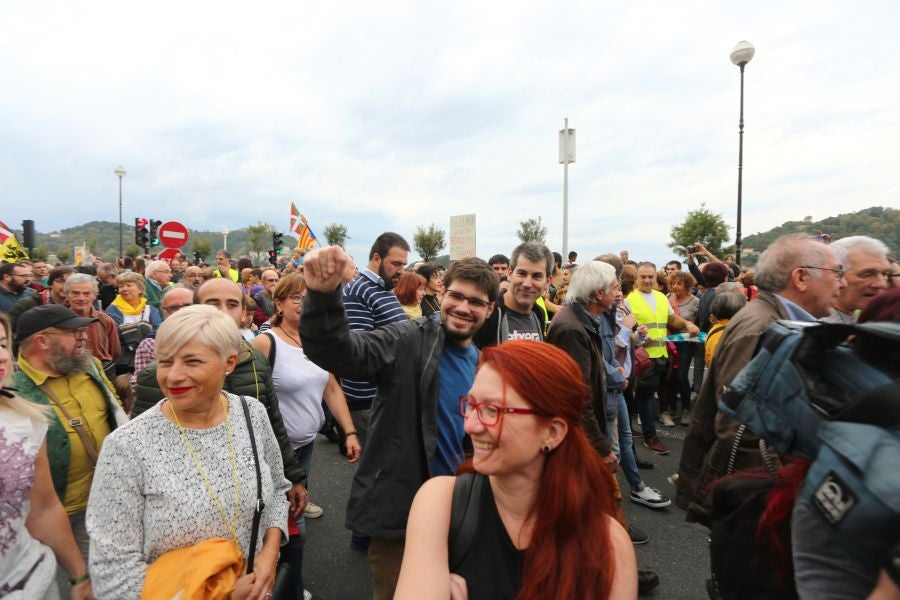 Fotos: Arranca en Donostia la manifestación de Gure Esku en favor de los condenados del procés