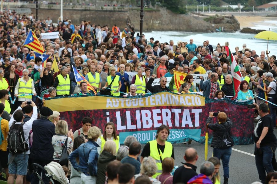 Fotos: Arranca en Donostia la manifestación de Gure Esku en favor de los condenados del procés