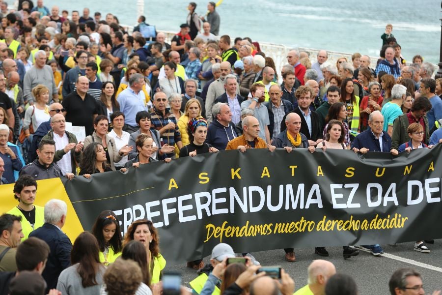 Fotos: Arranca en Donostia la manifestación de Gure Esku en favor de los condenados del procés