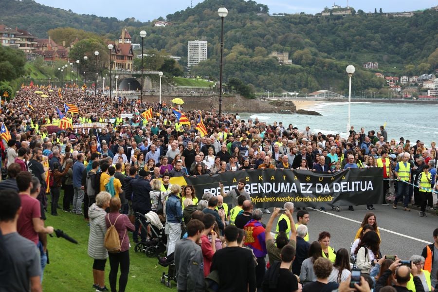 Fotos: Arranca en Donostia la manifestación de Gure Esku en favor de los condenados del procés
