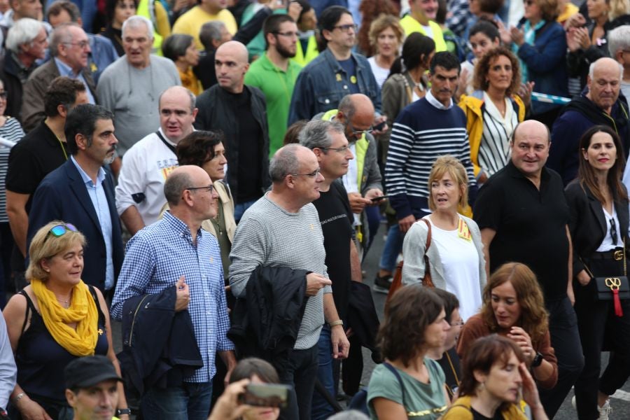 Fotos: Arranca en Donostia la manifestación de Gure Esku en favor de los condenados del procés