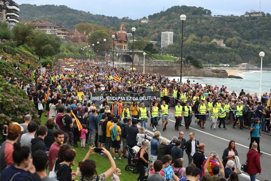 Fotos: Arranca en Donostia la manifestación de Gure Esku en favor de los condenados del procés