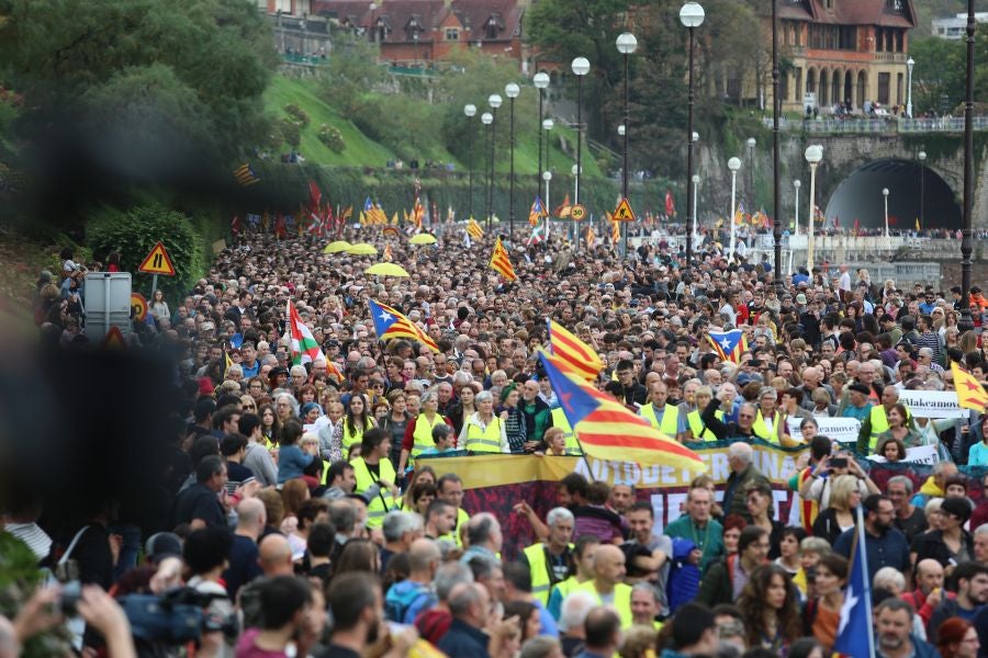 Fotos: Arranca en Donostia la manifestación de Gure Esku en favor de los condenados del procés