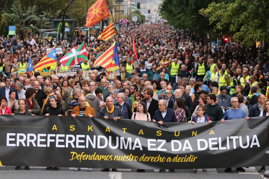 Fotos: Arranca en Donostia la manifestación de Gure Esku en favor de los condenados del procés