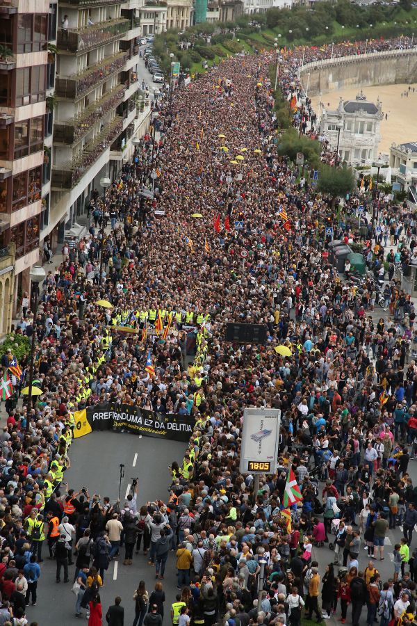 Fotos: Arranca en Donostia la manifestación de Gure Esku en favor de los condenados del procés