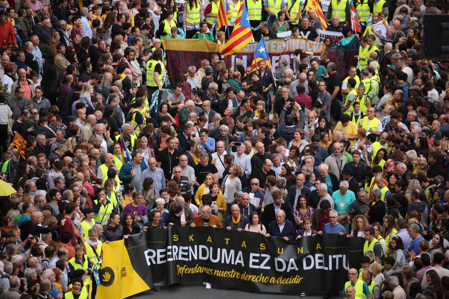 Fotos: Arranca en Donostia la manifestación de Gure Esku en favor de los condenados del procés