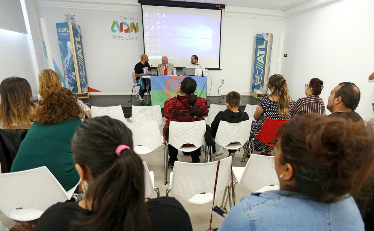 Un momento de la charla que ofreció el periodista y abogado Juan de Dios Ramírez en la Sala Reina. 