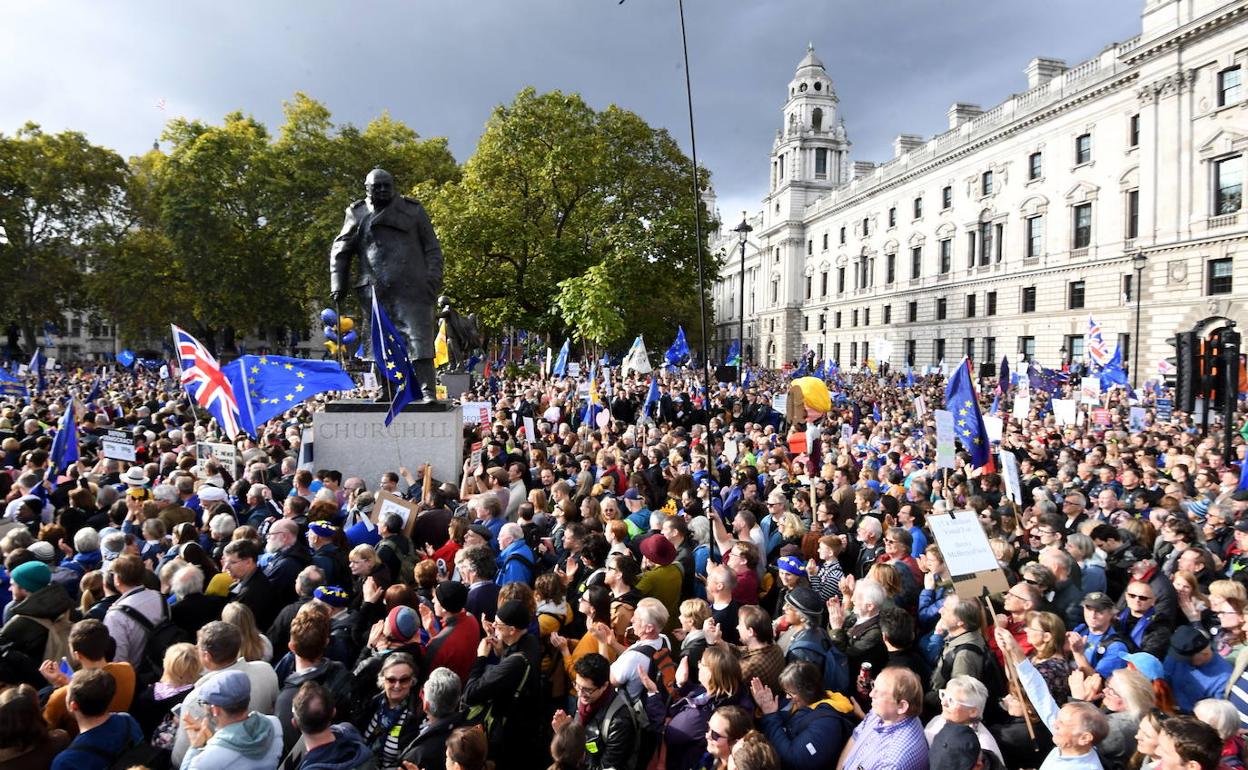 Manifestantes contra el 'brexit', ante la estatua de Churchill en Londres.
