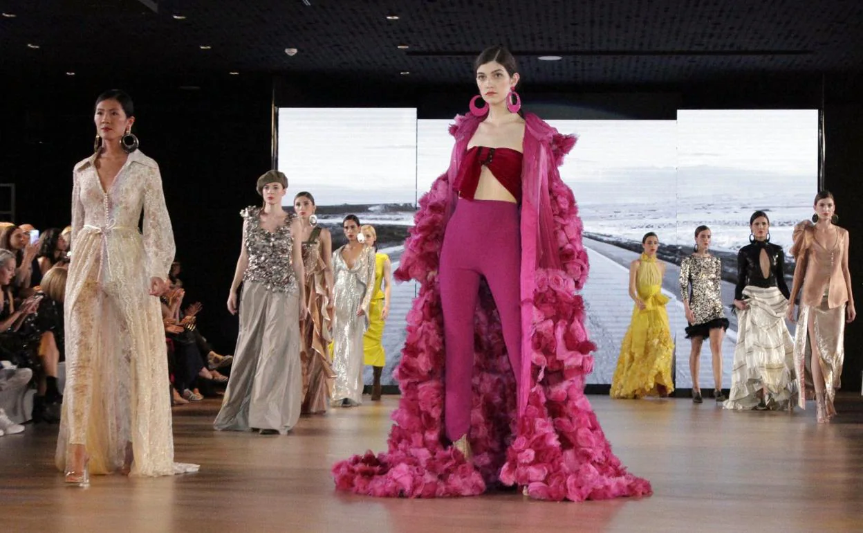El público aplaude las creaciones del diseñador catalán Santos Costura, en el desfile celebrado en el Museo Balenciaga. 