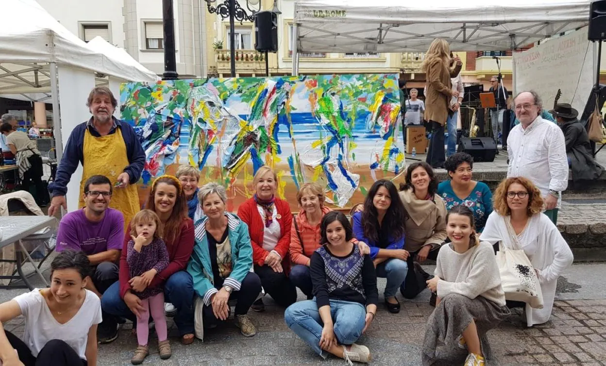 Mural. Los pintores José Antonio Legorburu e Iñigo Ormazabal, con participantes en la feria de ayer.