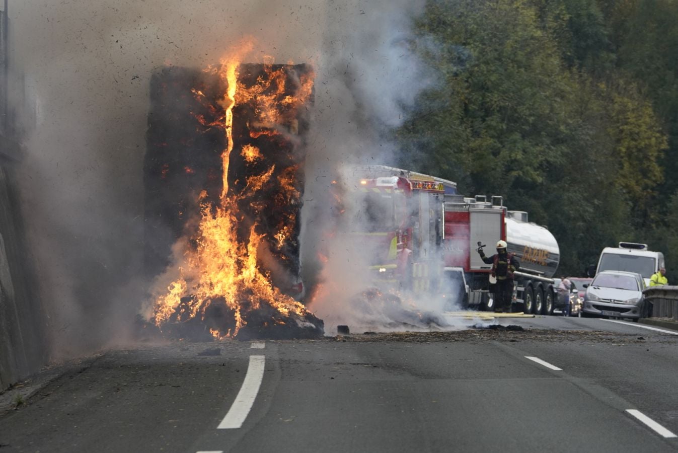 El incendio de de un camión que transportaba paja ha obligado el cierre de la N-1 a la altura de Irura, en dirección Irun