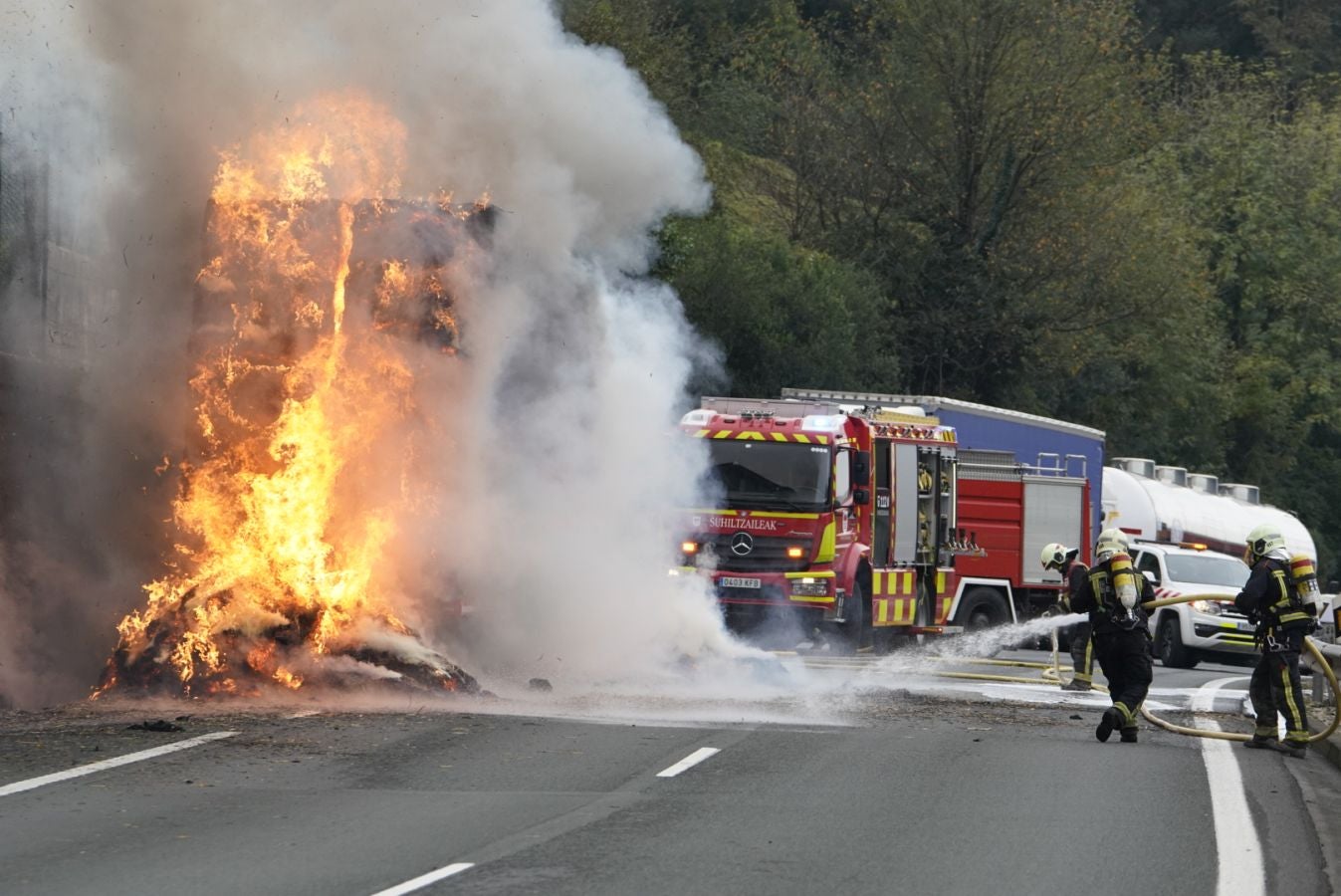 El incendio de de un camión que transportaba paja ha obligado el cierre de la N-1 a la altura de Irura, en dirección Irun