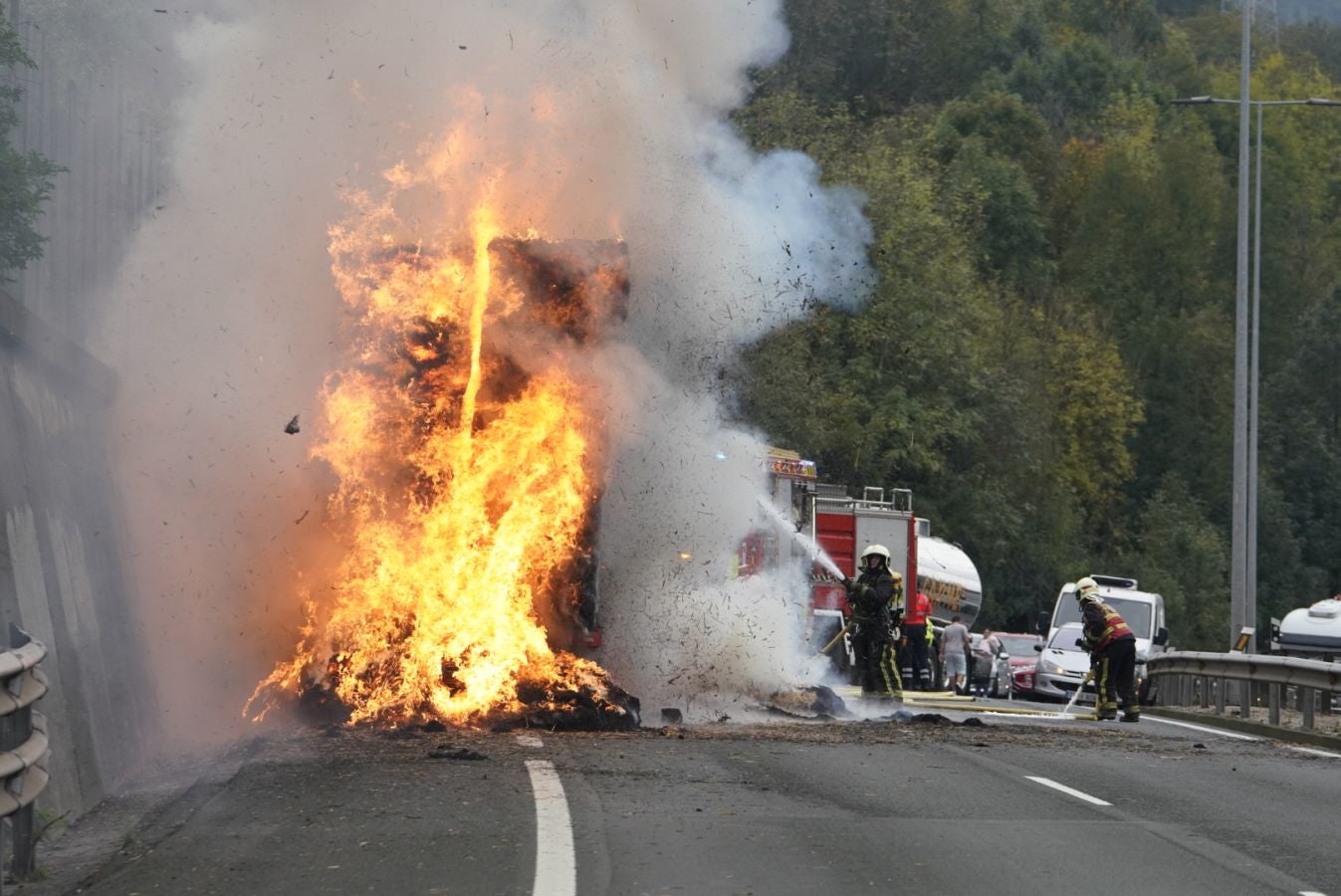 El incendio de de un camión que transportaba paja ha obligado el cierre de la N-1 a la altura de Irura, en dirección Irun