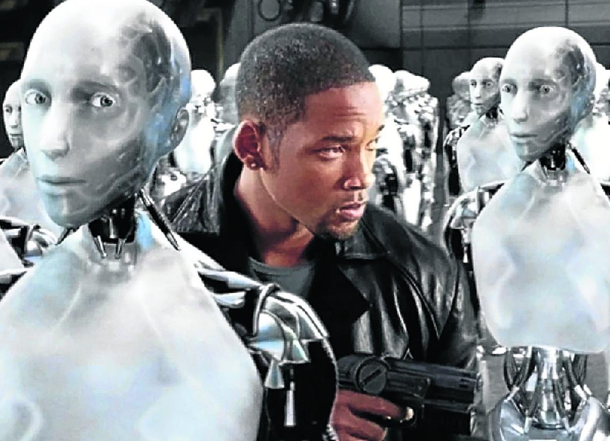 Will Smith, rodeado de humanoides en la película 'Yo robot'. 
