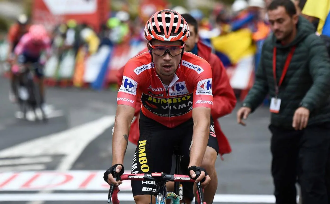 Roglic, con el maillot rojo durante la Vuelta a España de este año. 