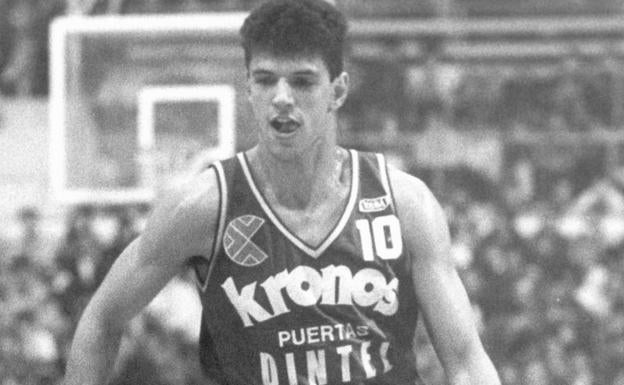 El mago de Sibenik. Petrovic bota con la mano izquierda sobre la pista del Josean Gasca.