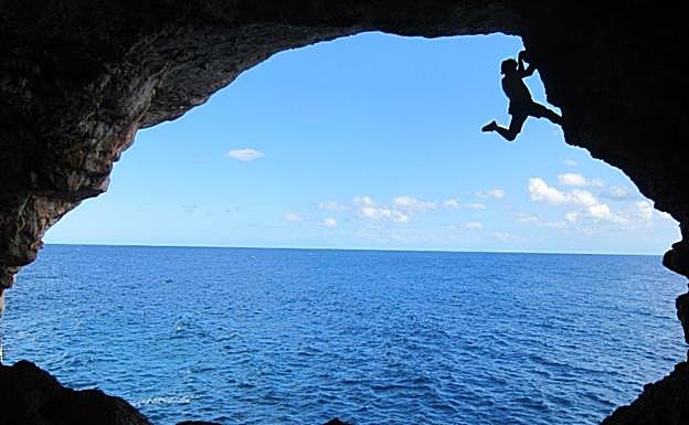 Carlos Suárez practica la escalada y desafía su mente.